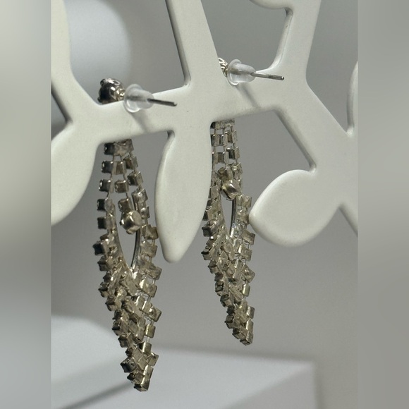 Long rhinestone chandelier earrings - Picture 4 of 8